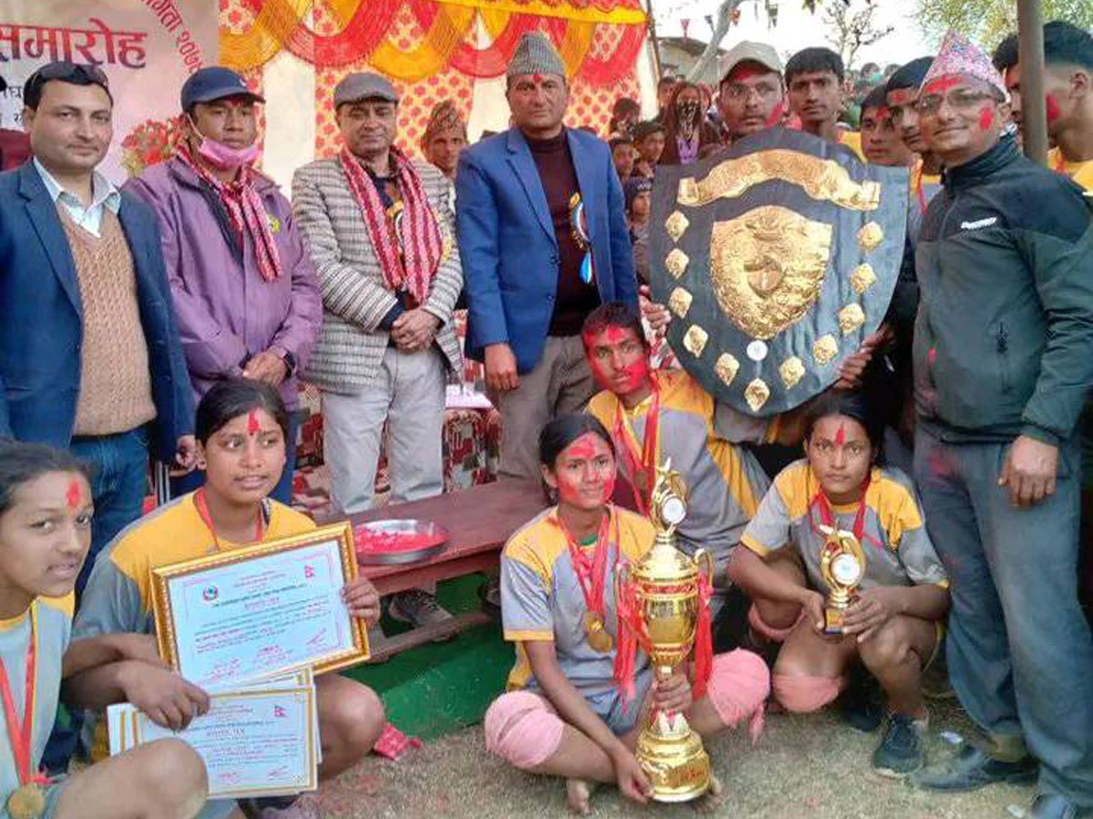 दोगडाकेदारमा राष्ट्रपति रनिङ शिल्डको उपाधी रौलेश्वर मावि कफलकोटलाई 